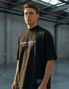 Modelo vestindo a Camiseta Oversized Grizzly Outdoor Division preta, vista frontal