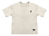 Modelo vestindo a Camiseta Oversized Grizzly Griptape Bumper creme, vista frontal