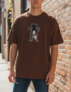 Modelo vestindo a Camiseta Oversized Grizzly Griptape Red Wood ferrugem, vista frontal