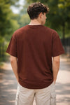 Modelo vestindo a Camiseta Oversized Grizzly Griptape Red Wood ferrugem, vista das costas