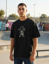 Modelo vestindo a Camiseta Oversized Grizzly Griptape Red Wood preta, vista frontal