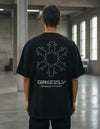 Modelo vestindo a Camiseta Oversized Grizzly Outdoor Division preta, vista das costas