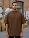 Modelo vestindo a Camiseta Oversized Grizzly Griptape Blank marrom, vista frontal
