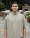 Modelo vestindo a Camiseta Oversized Grizzly Griptape Blank bege, vista frontal