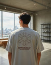 Modelo vestindo a Camiseta Oversized Grizzly Outdoor Division bege, vista das costas