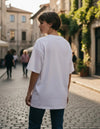 Modelo vestindo a Camiseta Oversized Grizzly Griptape Red Wood branca, vista das costas