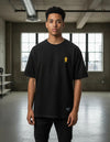 Modelo vestindo a Camiseta Oversized Grizzly Griptape Bumper preta, vista frontal