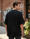 Modelo vestindo a Camiseta Oversized Grizzly Griptape Red Wood preta, vista das costas